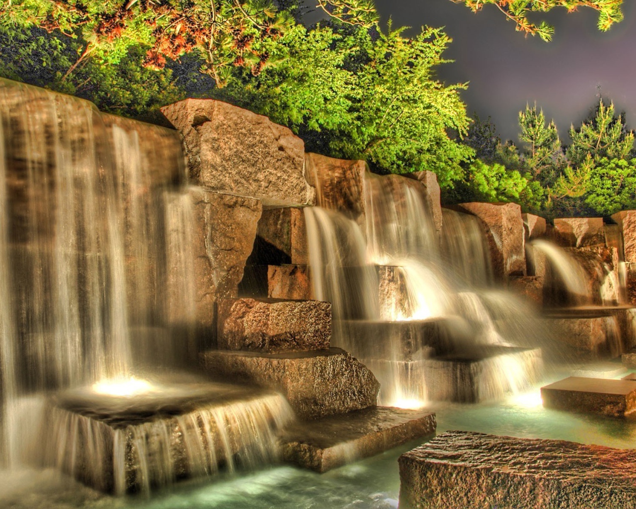 Искусственный водопад на квадратных камнях