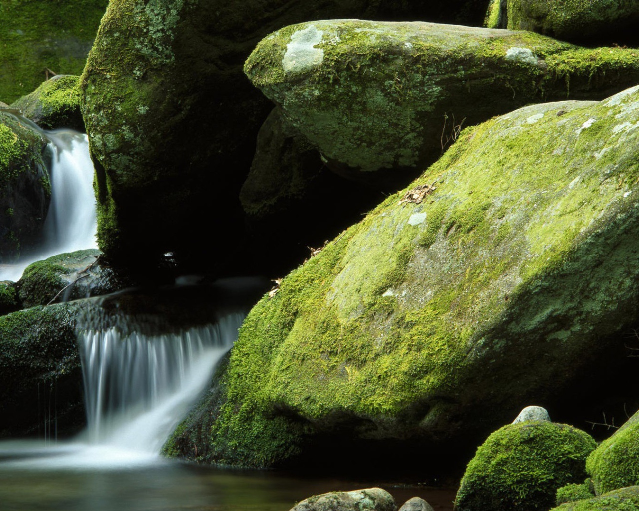 Водопад среди огромных валунов