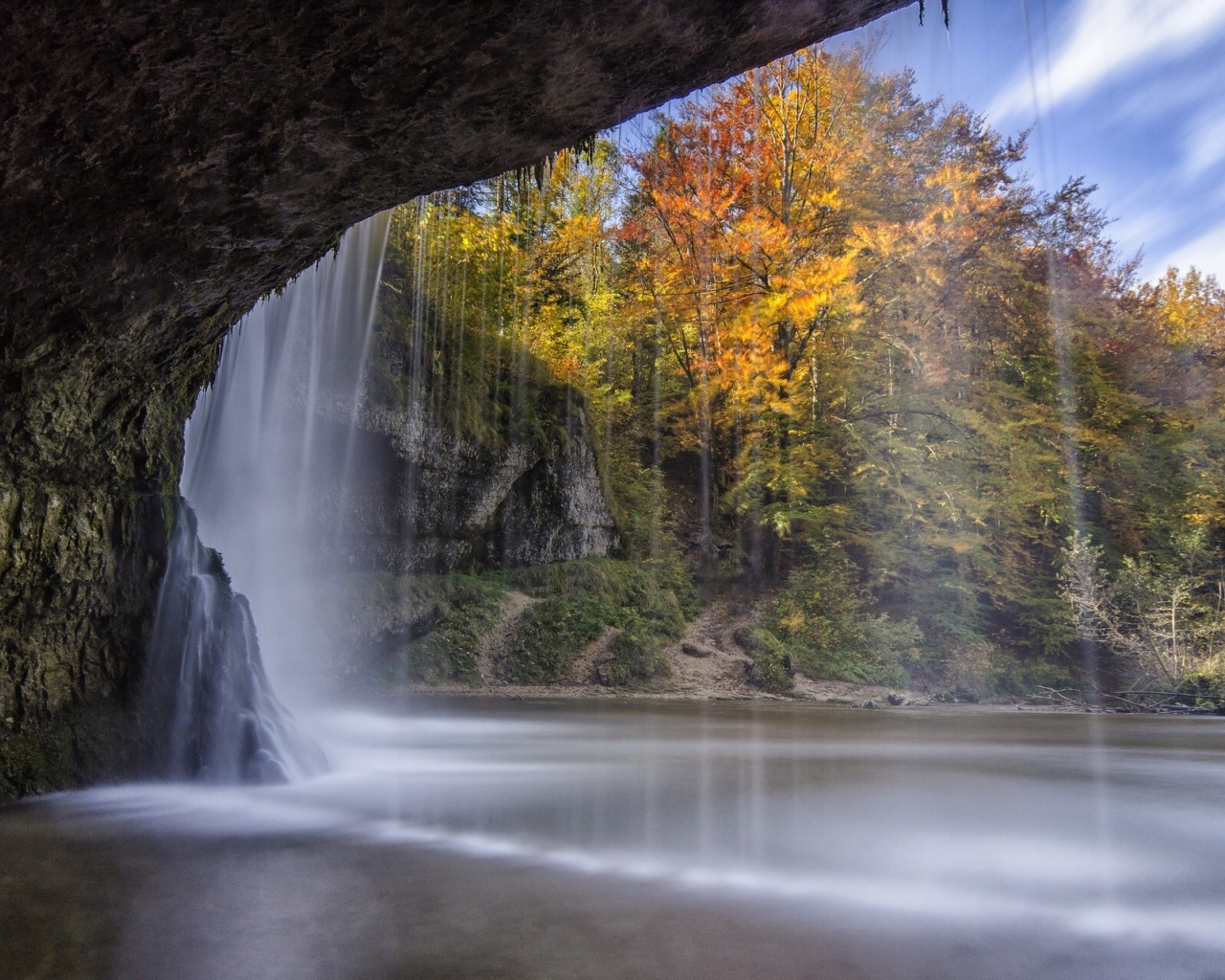 Водопад прикрывает вход в пещеру