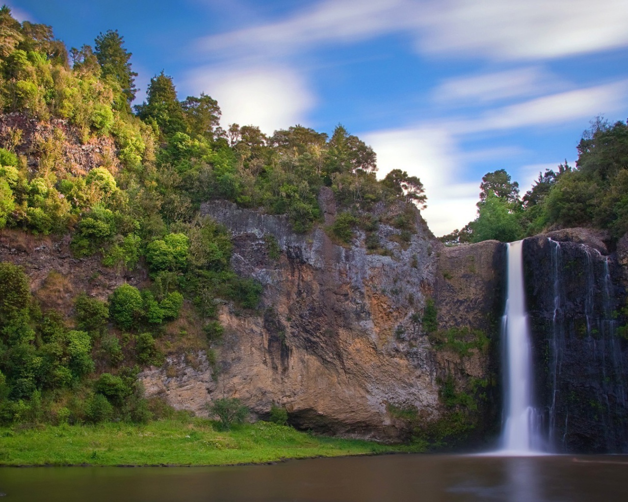 Водопад с отвесной скалы в чаще леса