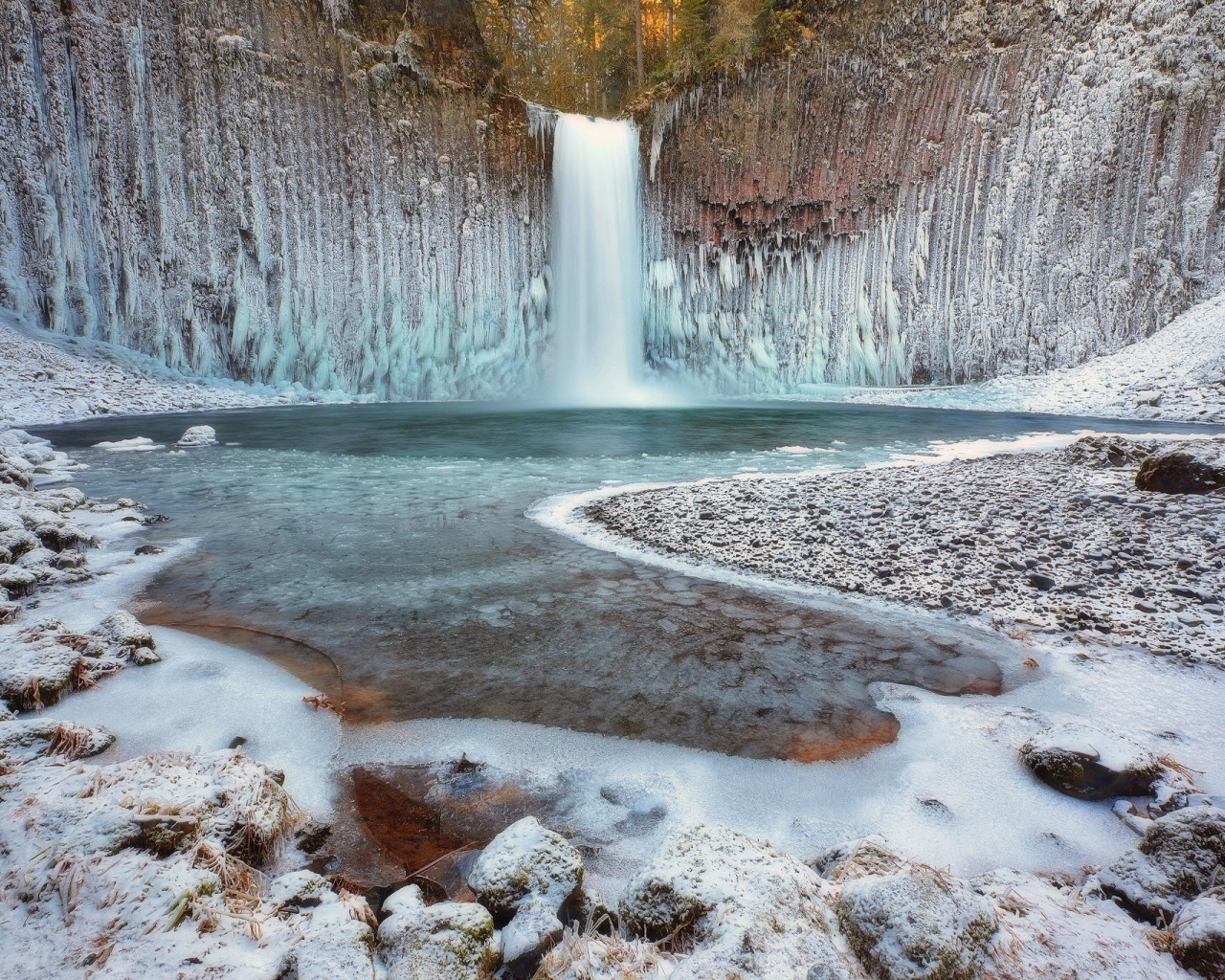 Замерзший зимний водопад