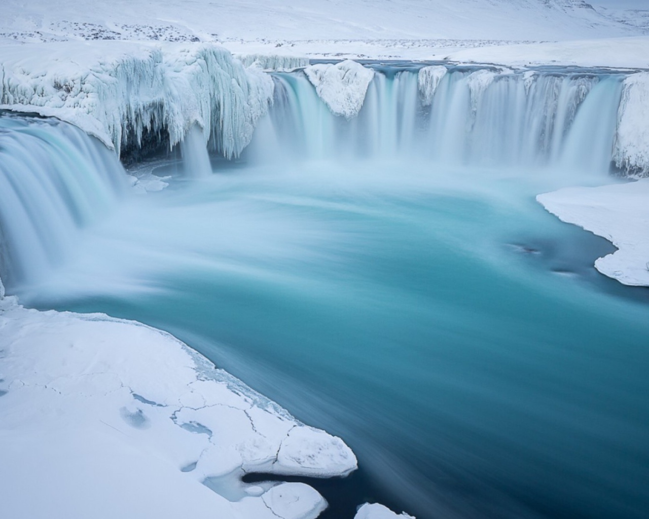 Водопады на ледниковой реке