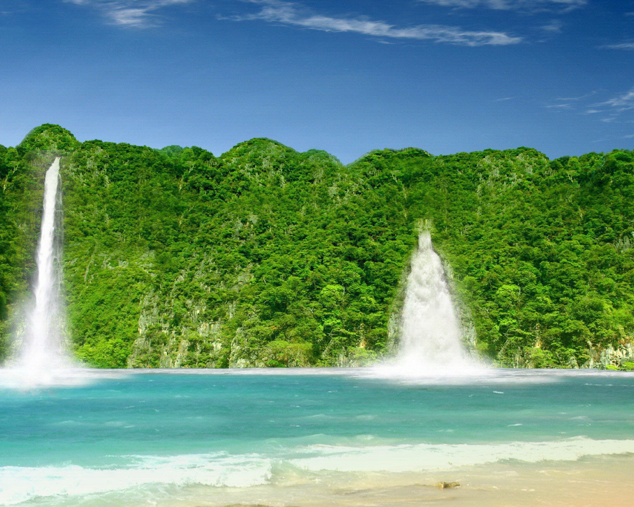 Зеленый берег с водопадами