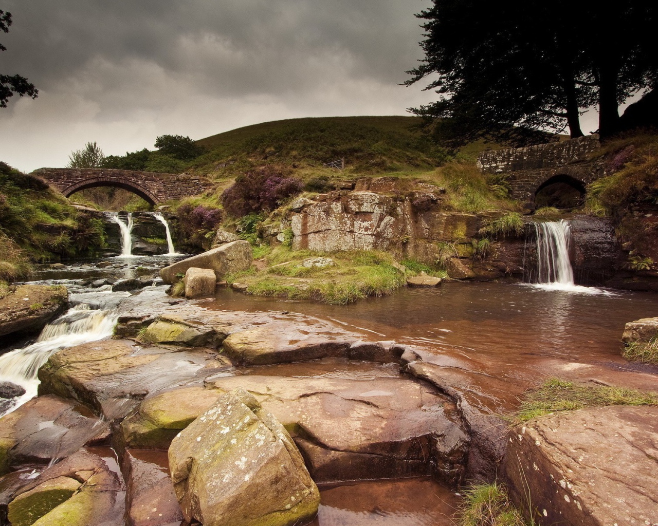 Ухоженные водопады в саду