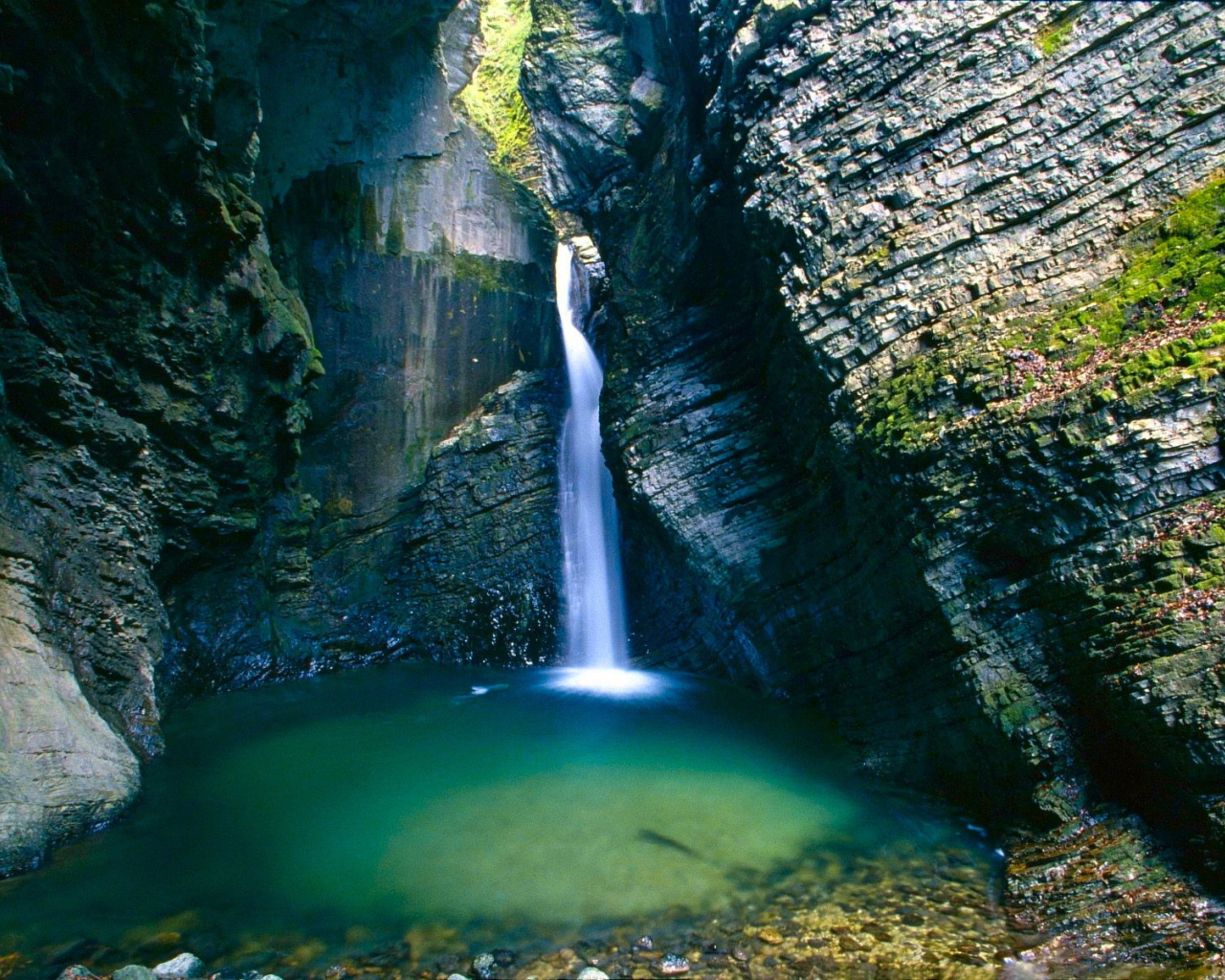 Горный ручей среди скал