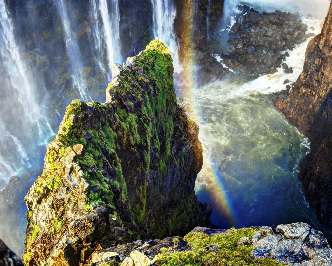 Радуга у скалы над водопадом