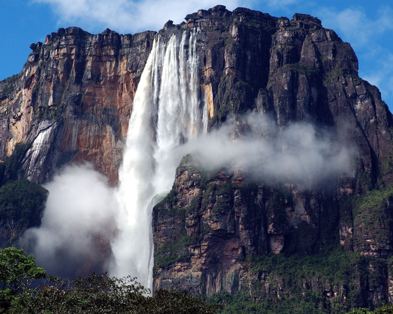 Водопад Ангела на скале