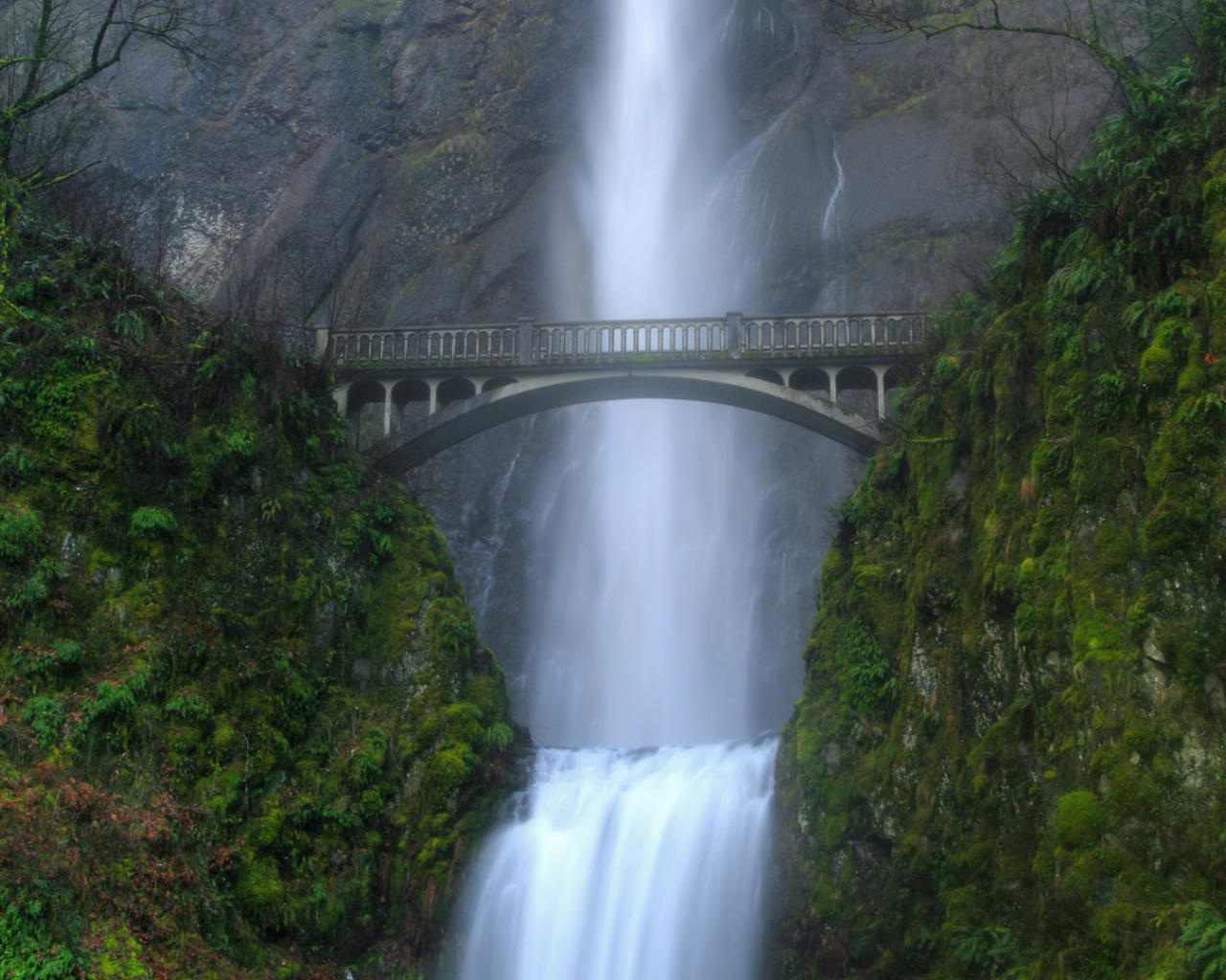 Каменный мост напротив водопада