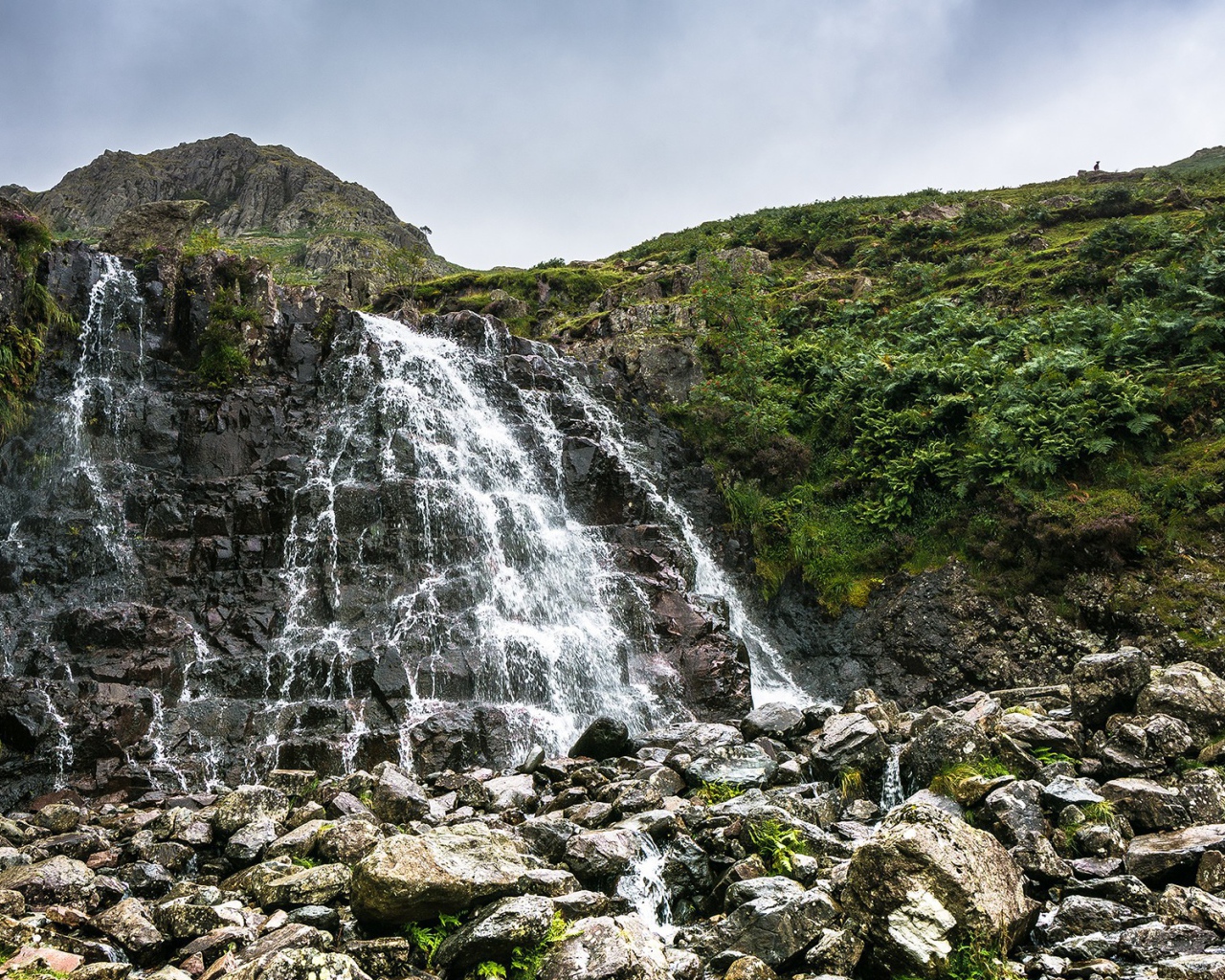 Вода течет по камням с холма