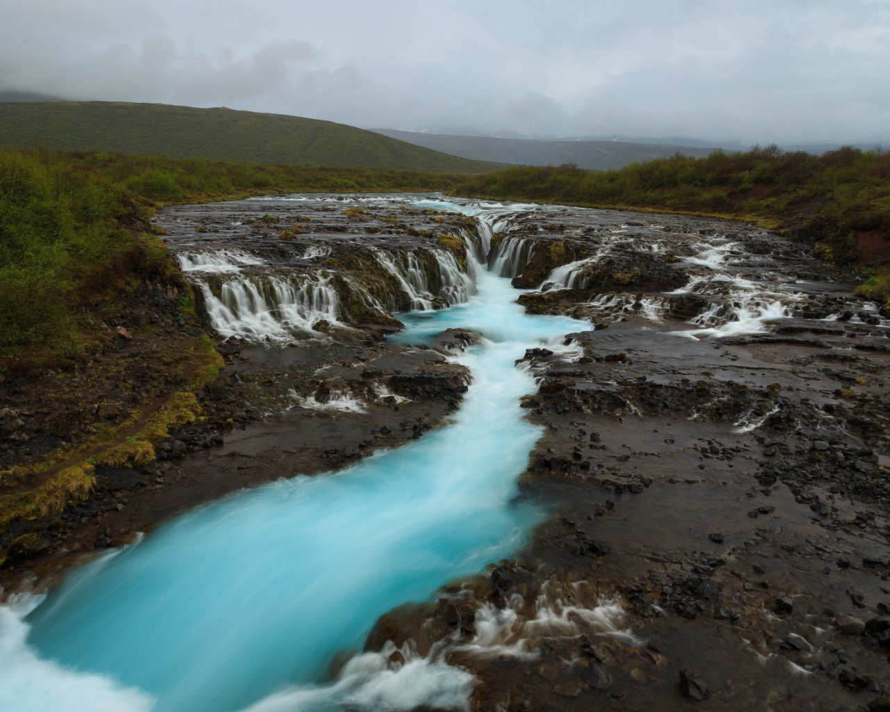 Водопад и голубая река
