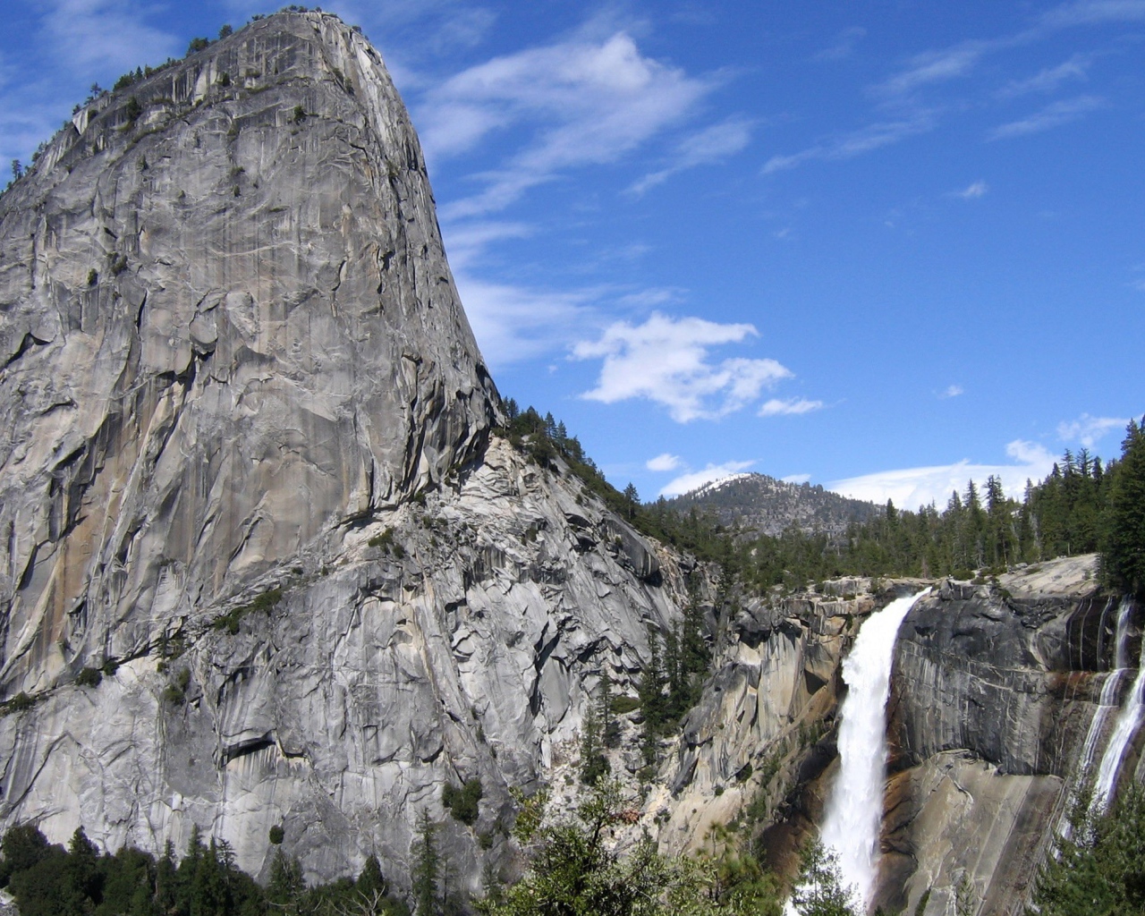 Водопад у серой скалы