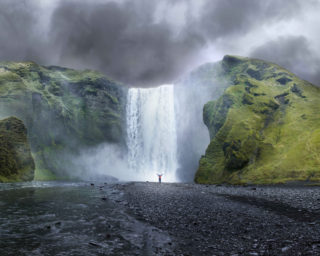 Водопад высоко в горах
