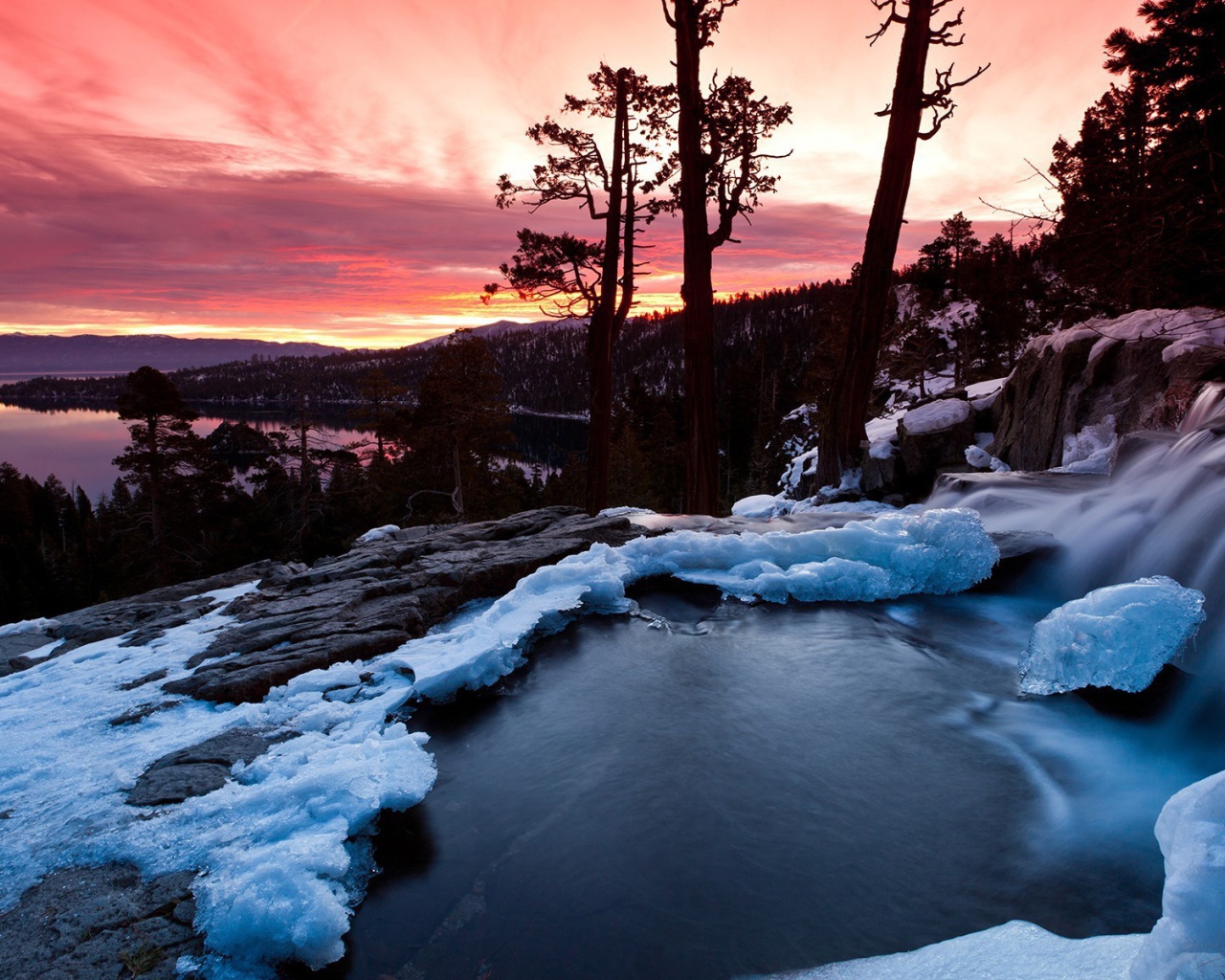 Водопад во льду на фоне заката