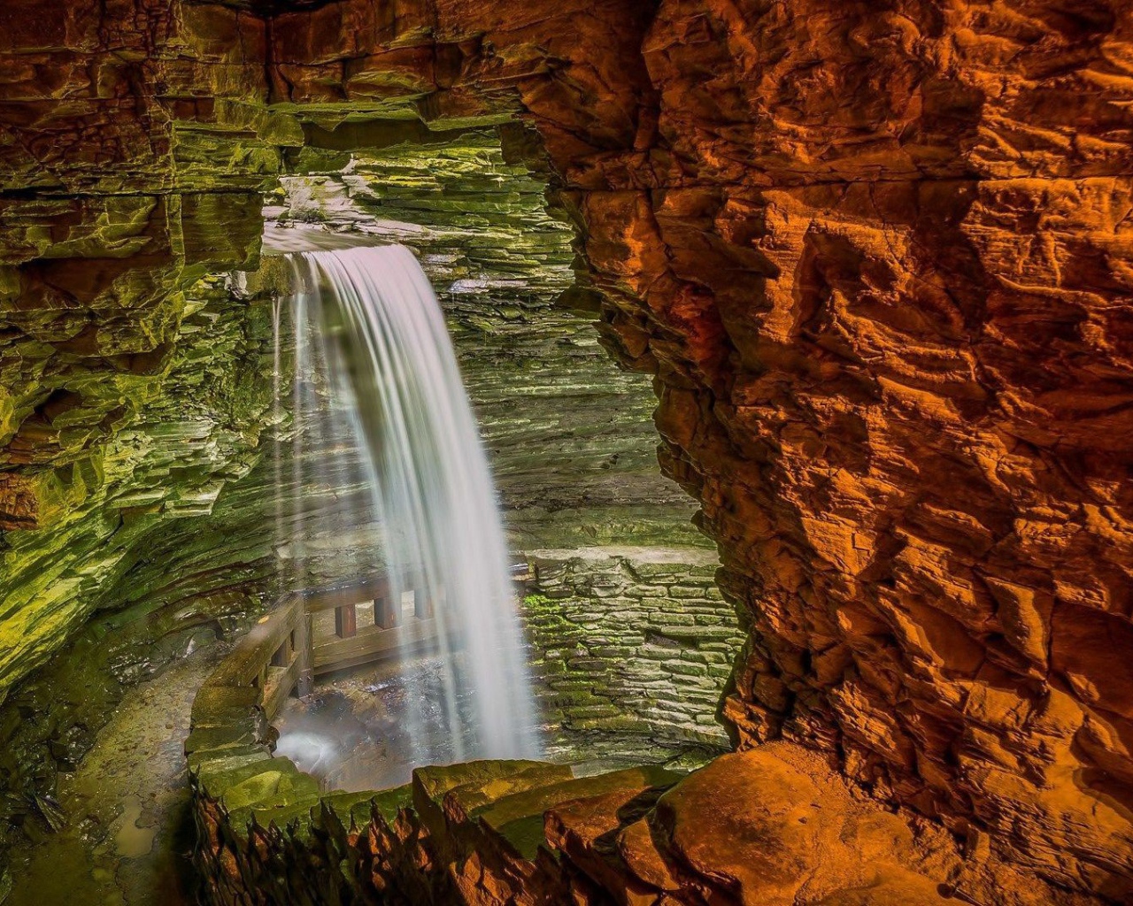 Водопад внутри пещеры
