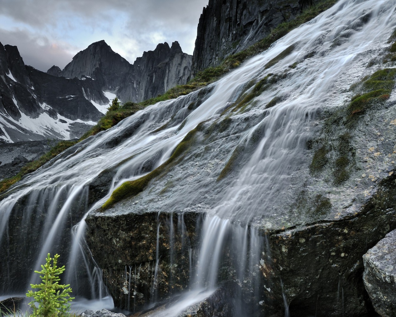 Водопад на склоне горы