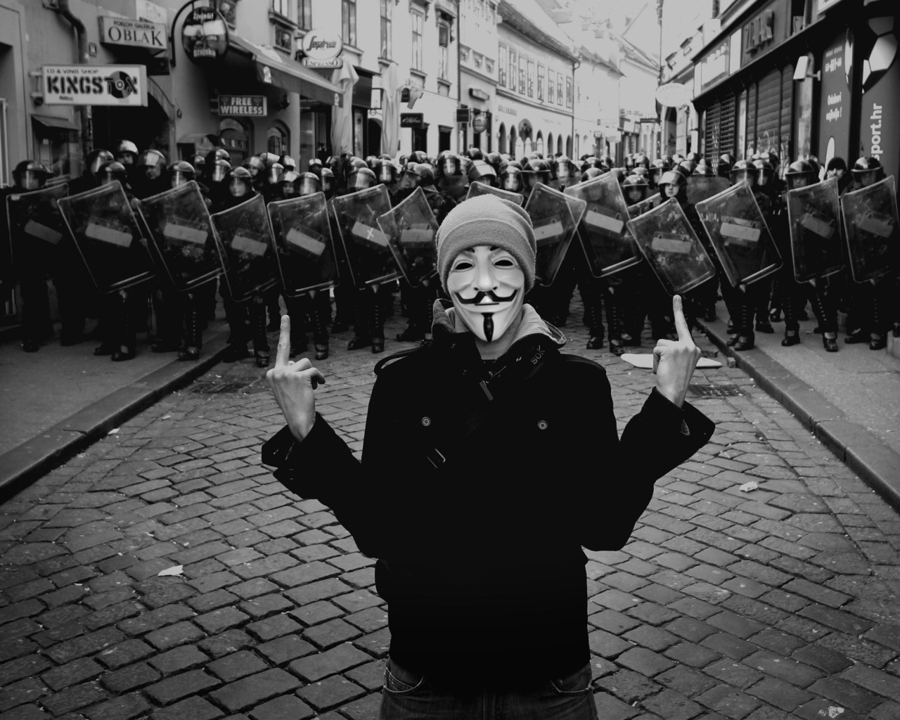 Анонимус на фоне полиции