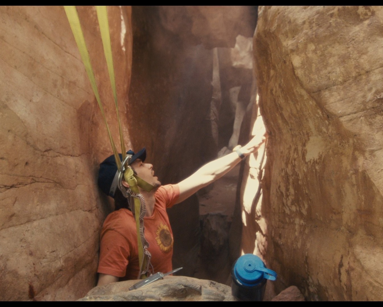 Спелеолог зажат среди скал