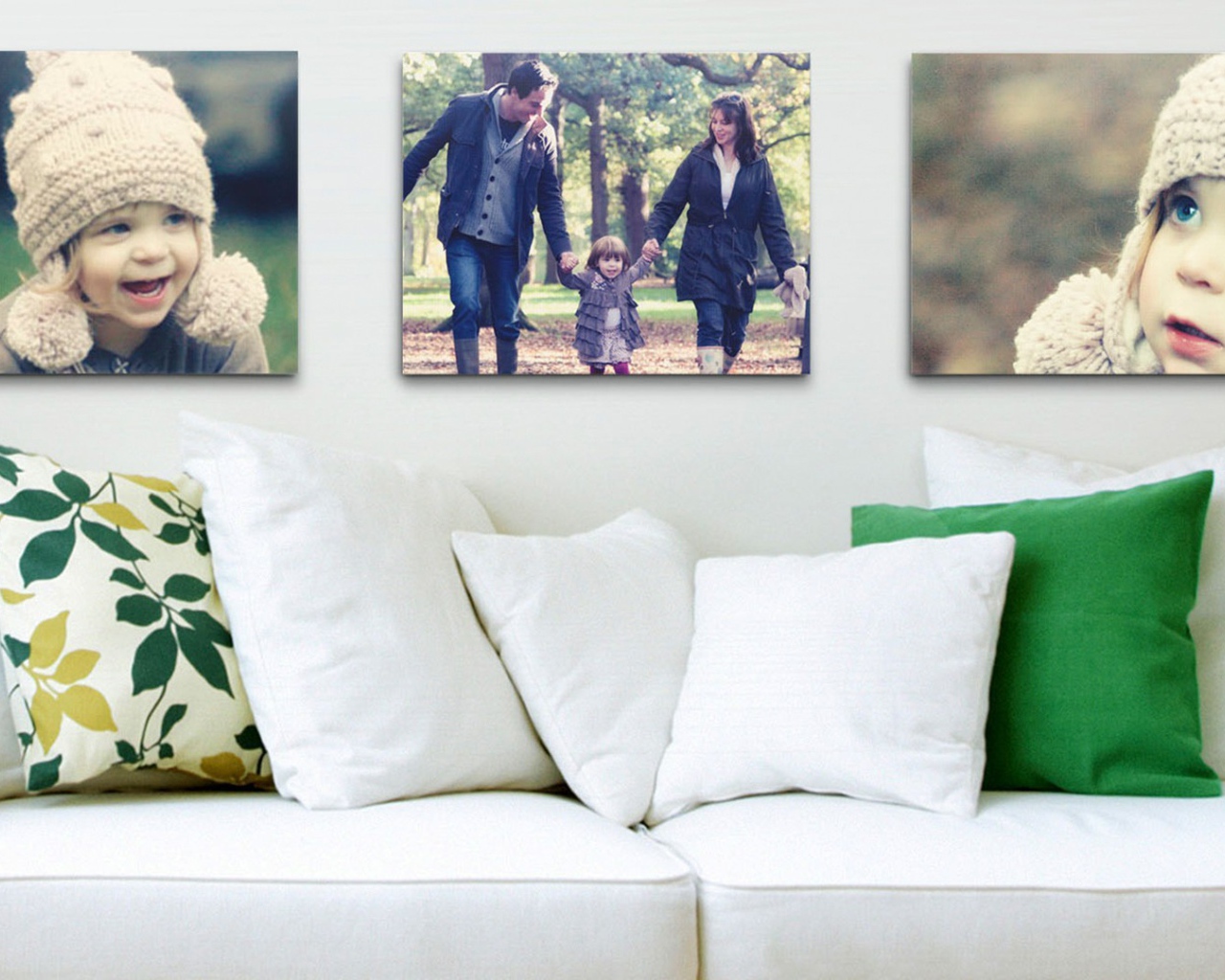 Фото семьи над диваном в гостиной
