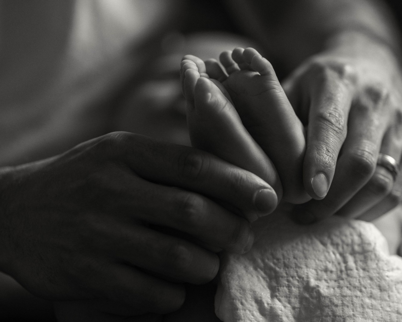 Ступни ребенка в руках отца