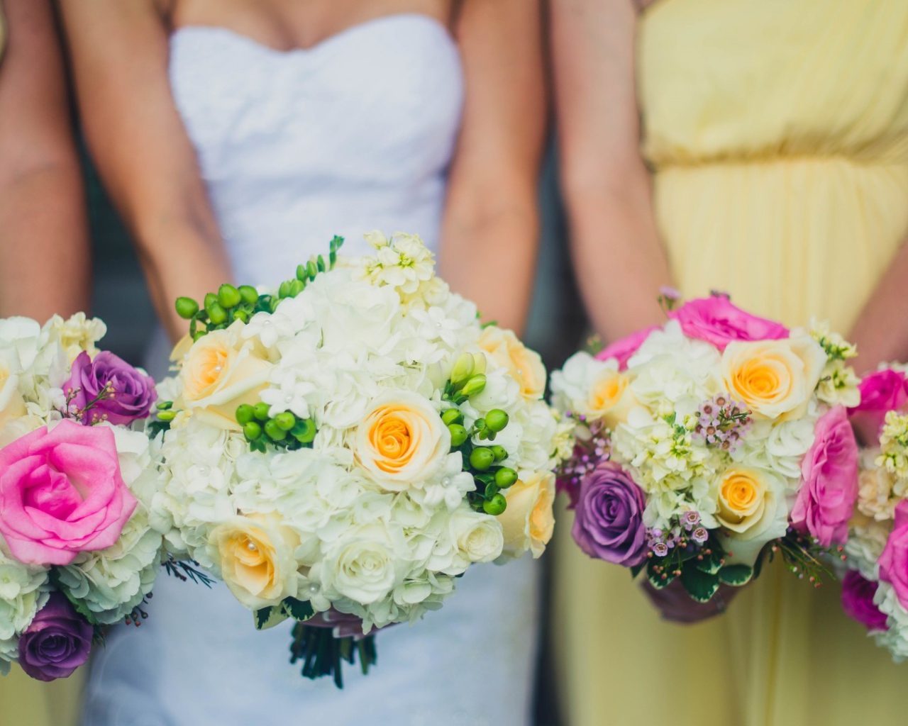 Букеты в руках подружек невесты
