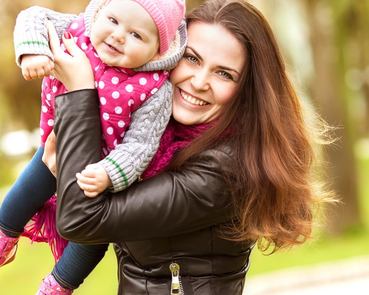 Счастливая мама с малышом на руках