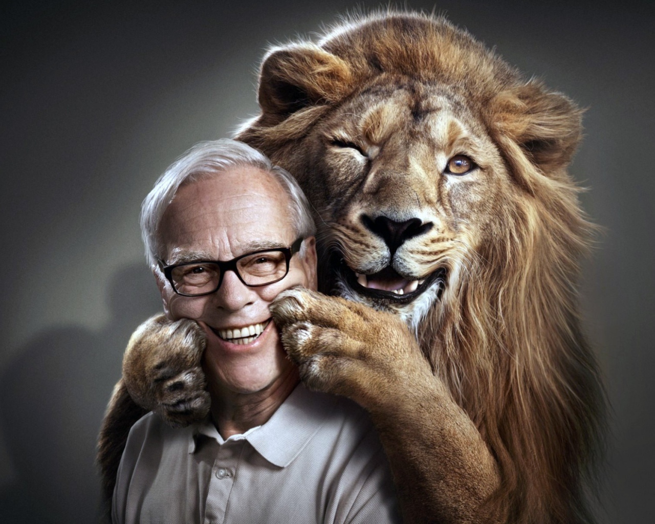 Лев обнимает дрессировщика