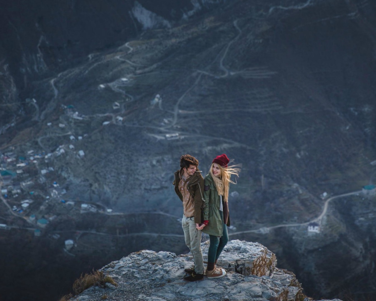 Парень и девушка на вершине горы