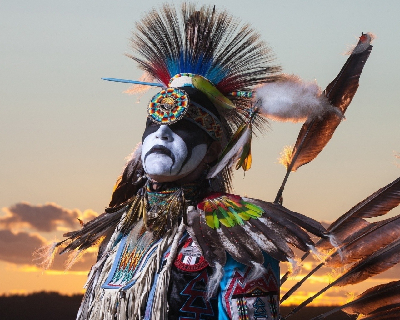 Коренной американец в традиционном наряде