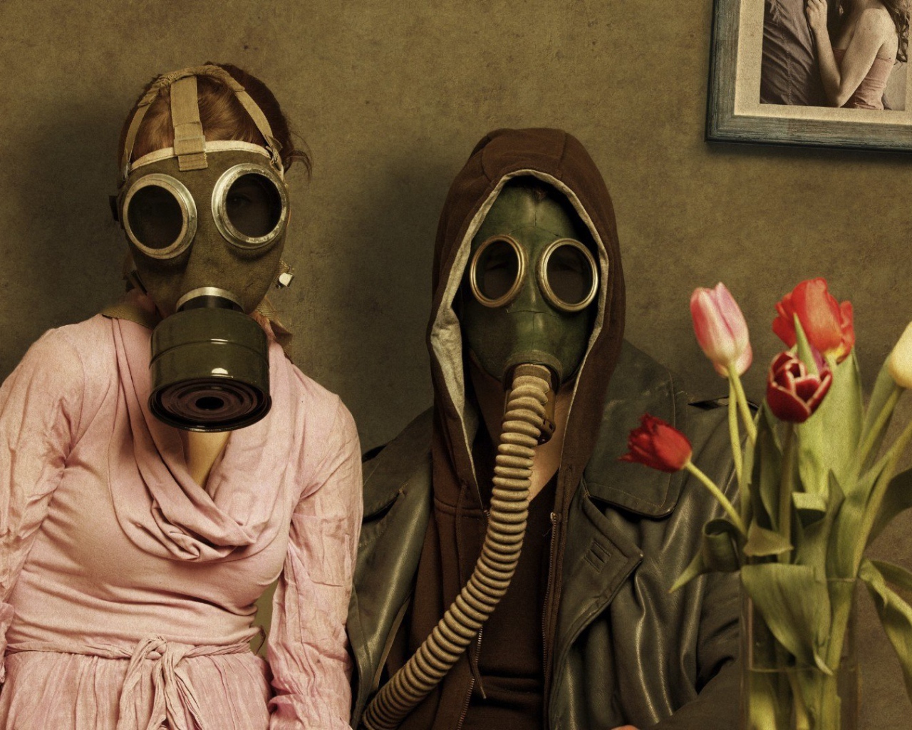 Люди в противогазах с букетом
