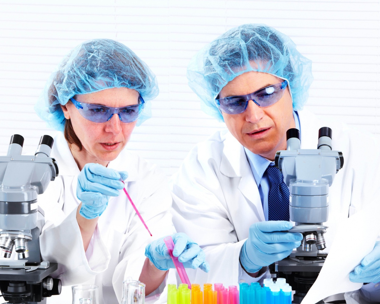 Ученые в лаборатории