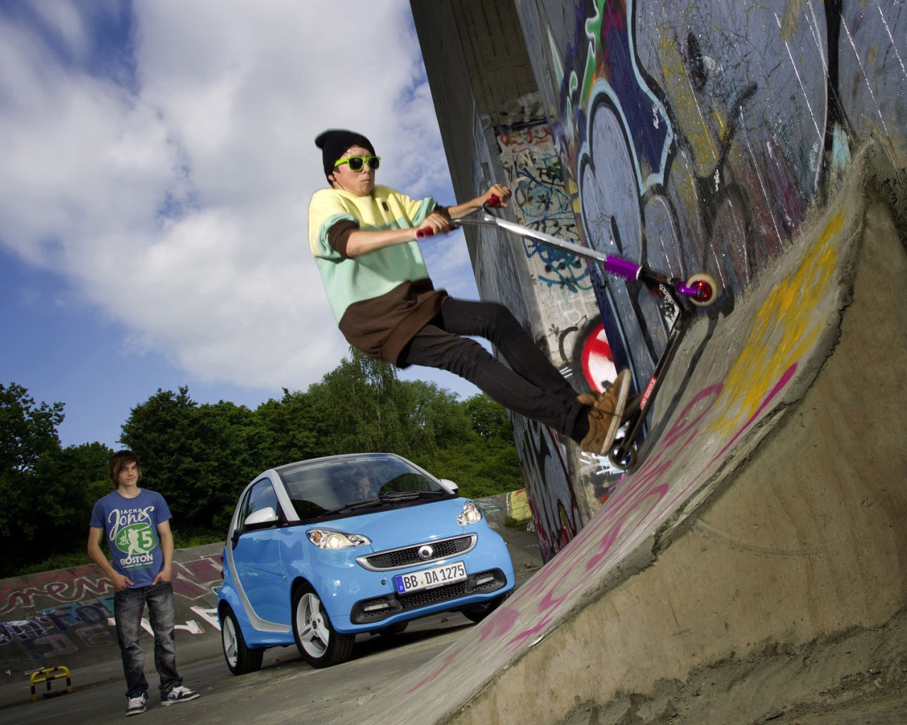 Подросток на самокате