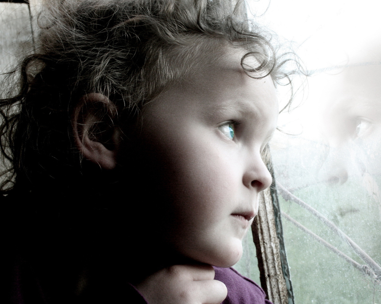 Ребенок смотрит в окно