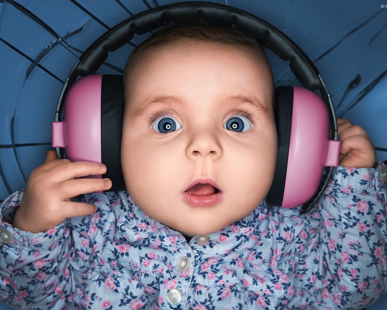 Ребенок в розовых наушниках