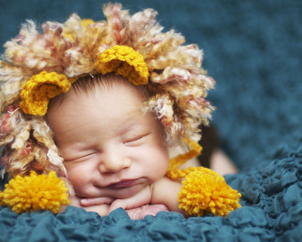 Ребенок спит в забавной шапке