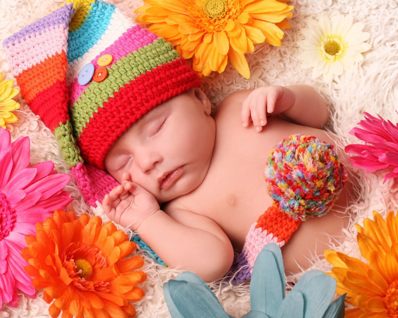 Малыш спит в постели среди цветов