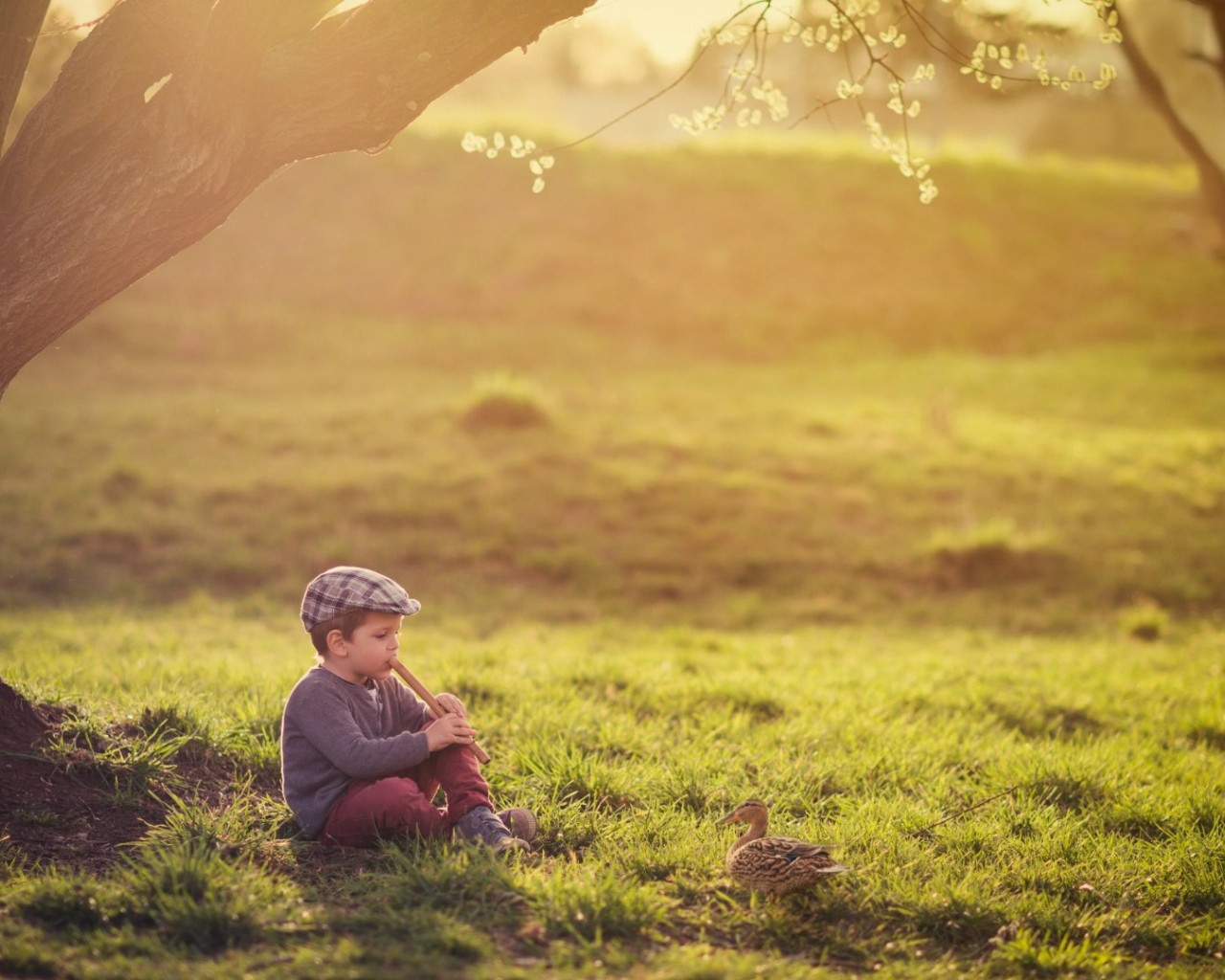 Мальчик играет на флейте