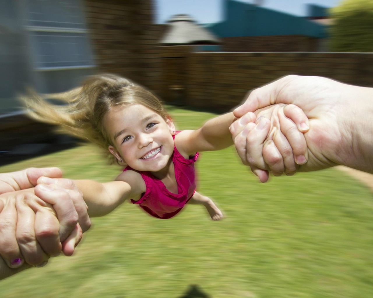 Веселая девочка в руках отца