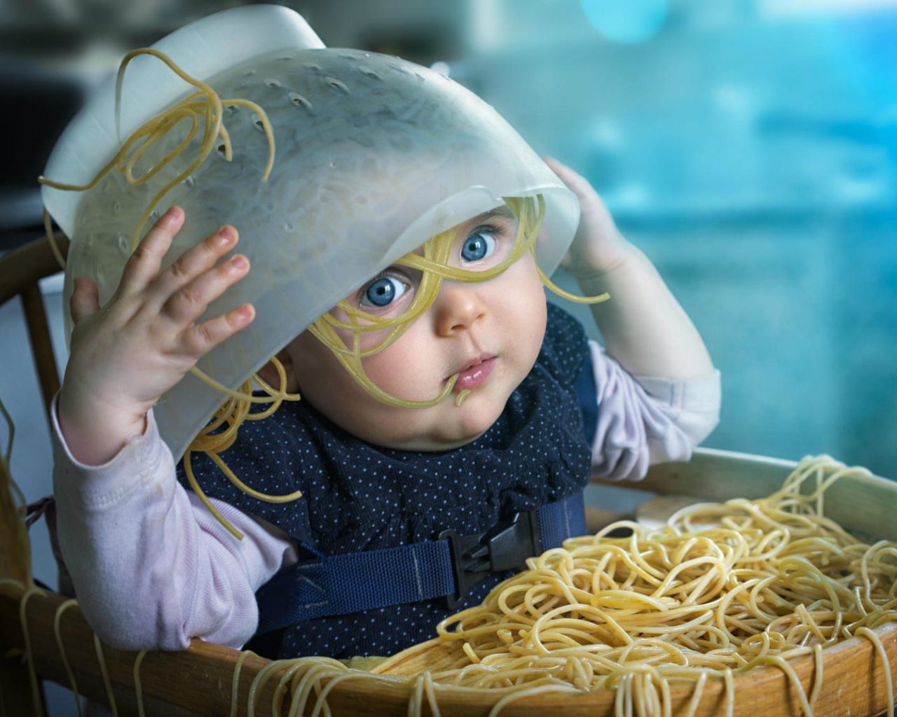 Ребенок с лапшой