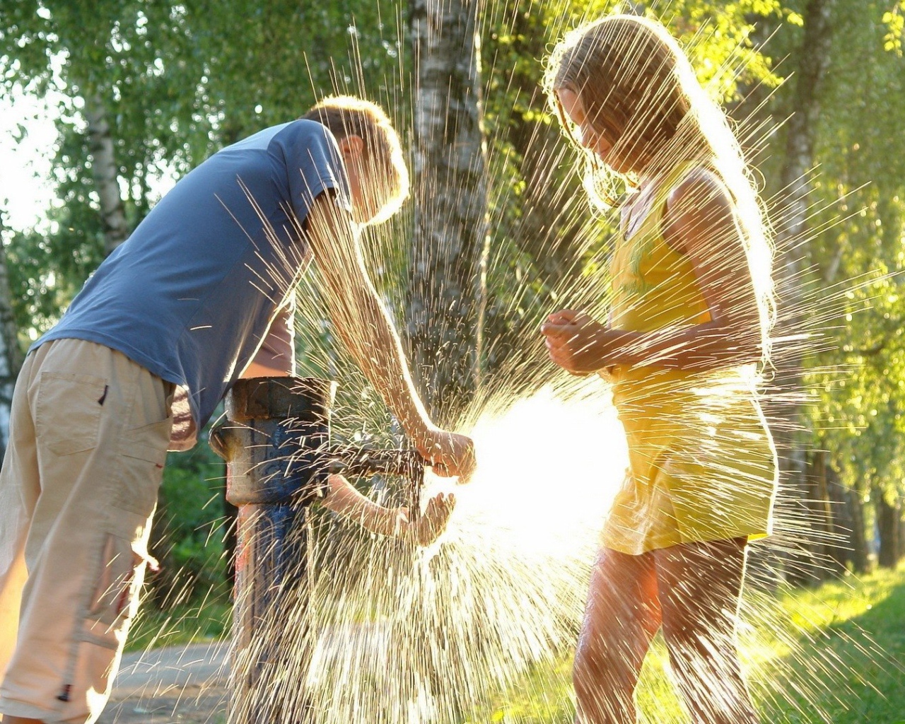 Дети играют с водой