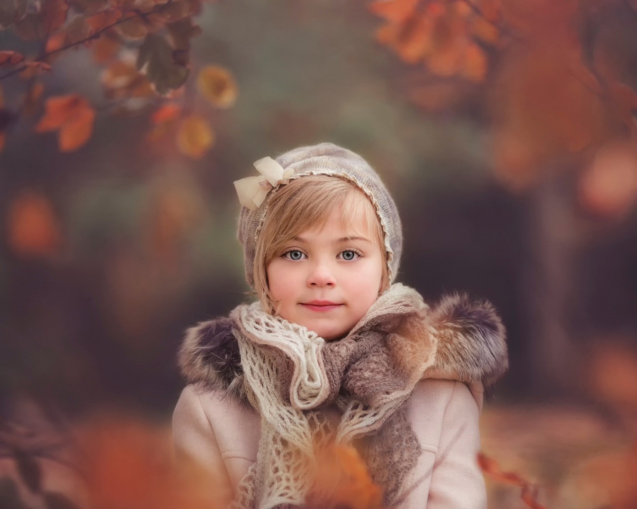 Девочка ребенок в осеннем наряде