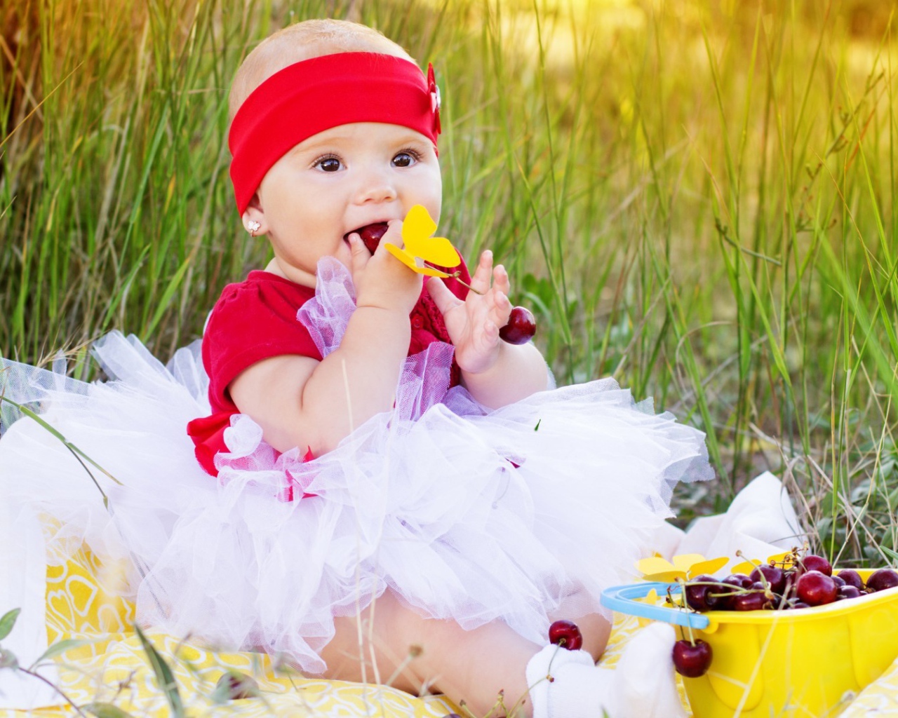 Девочка кушает спелые вишни