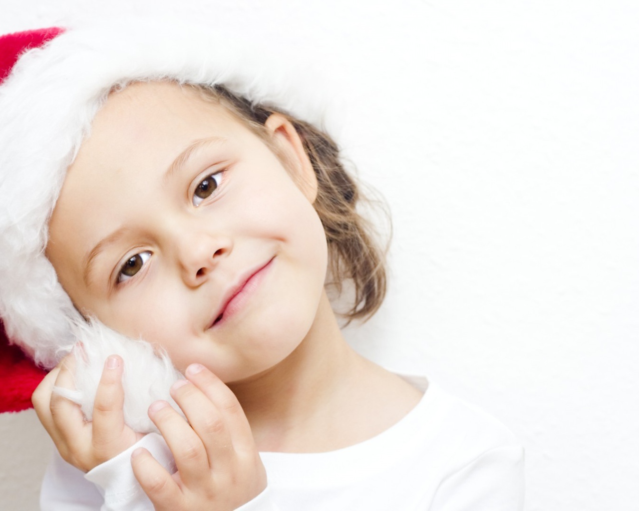 Девочка в шапке Санты