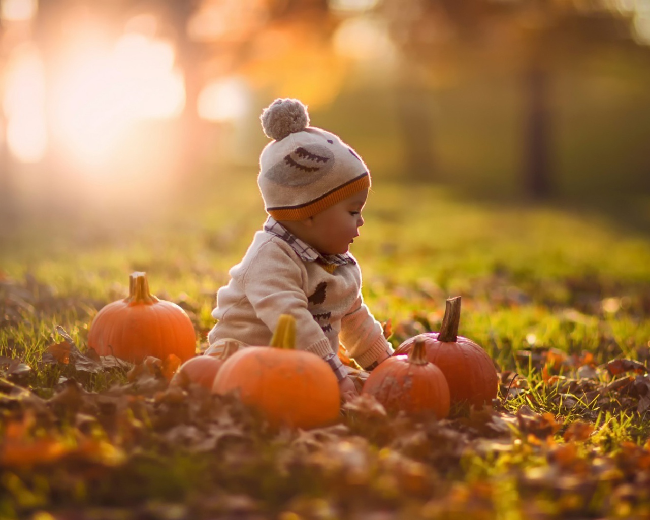 Девочка играет с тыквами