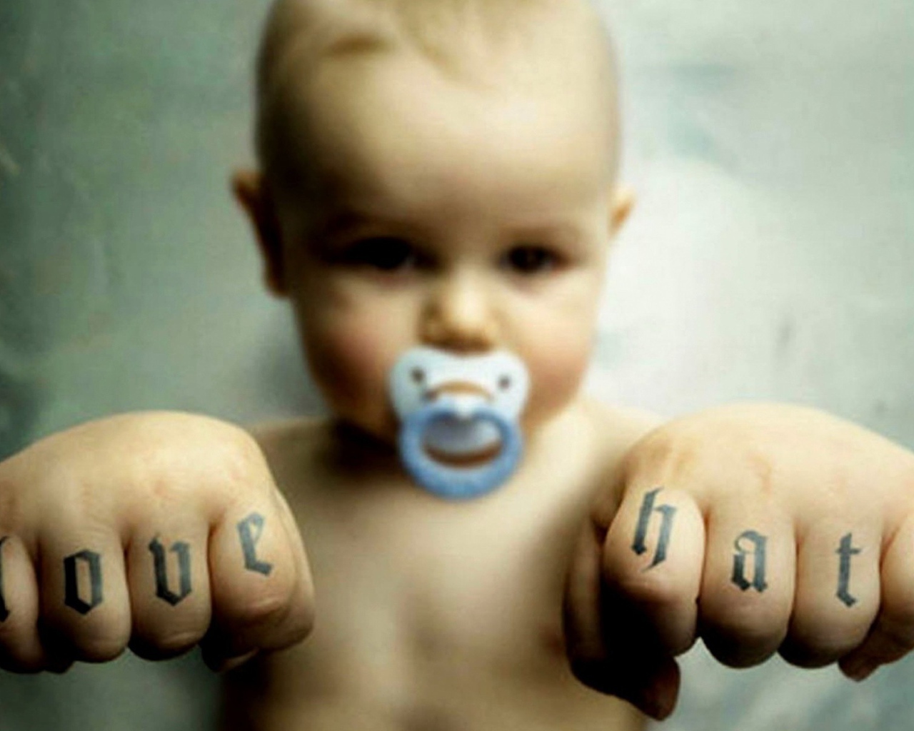 Надписи на пальцах малыша