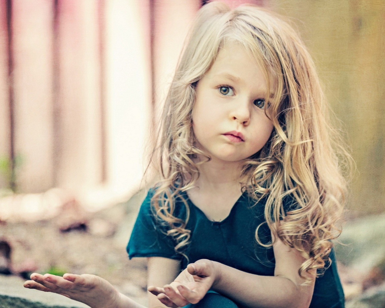 Маленькая белокурая девочка