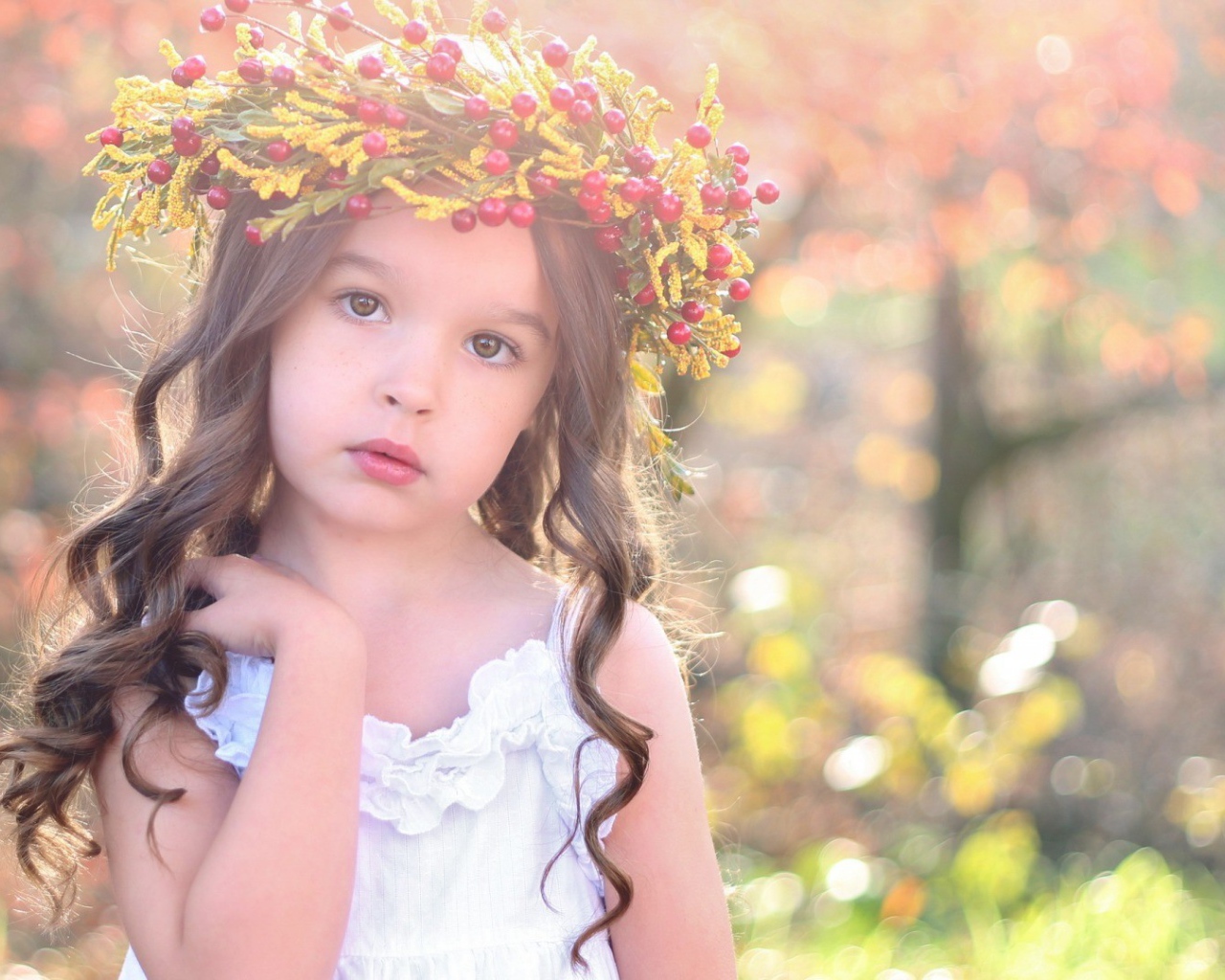 Маленькая девочка с венком на голове