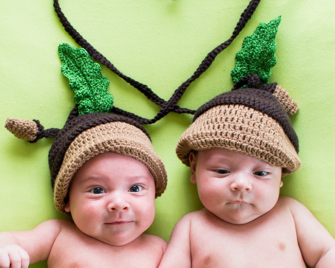 Маленькие близнецы в милых шапках