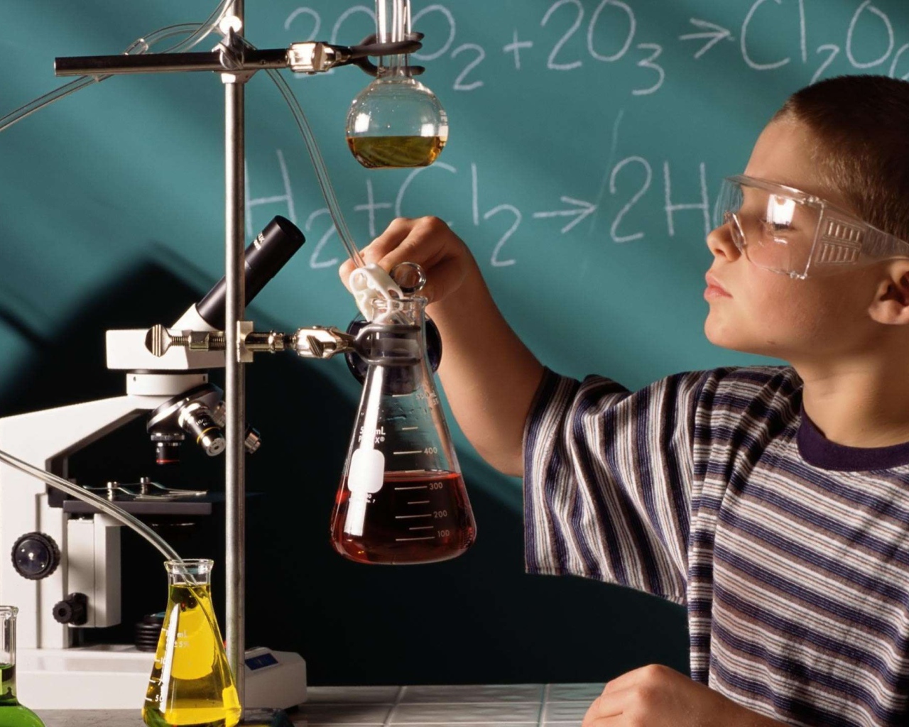 Школьник в кабинете химии