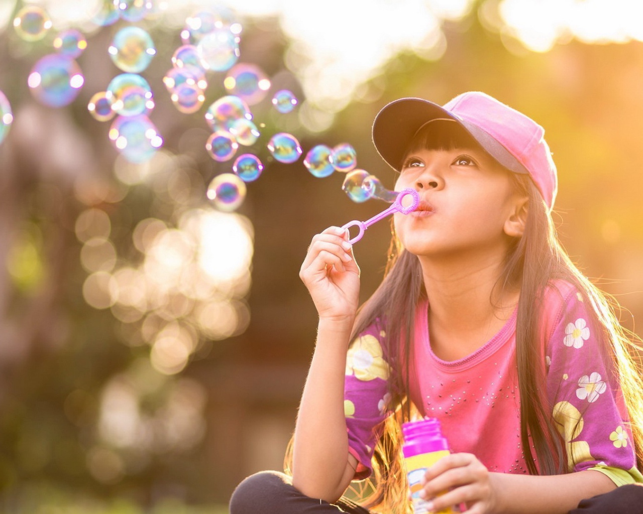 Девочка запускает мыльные пузыри
