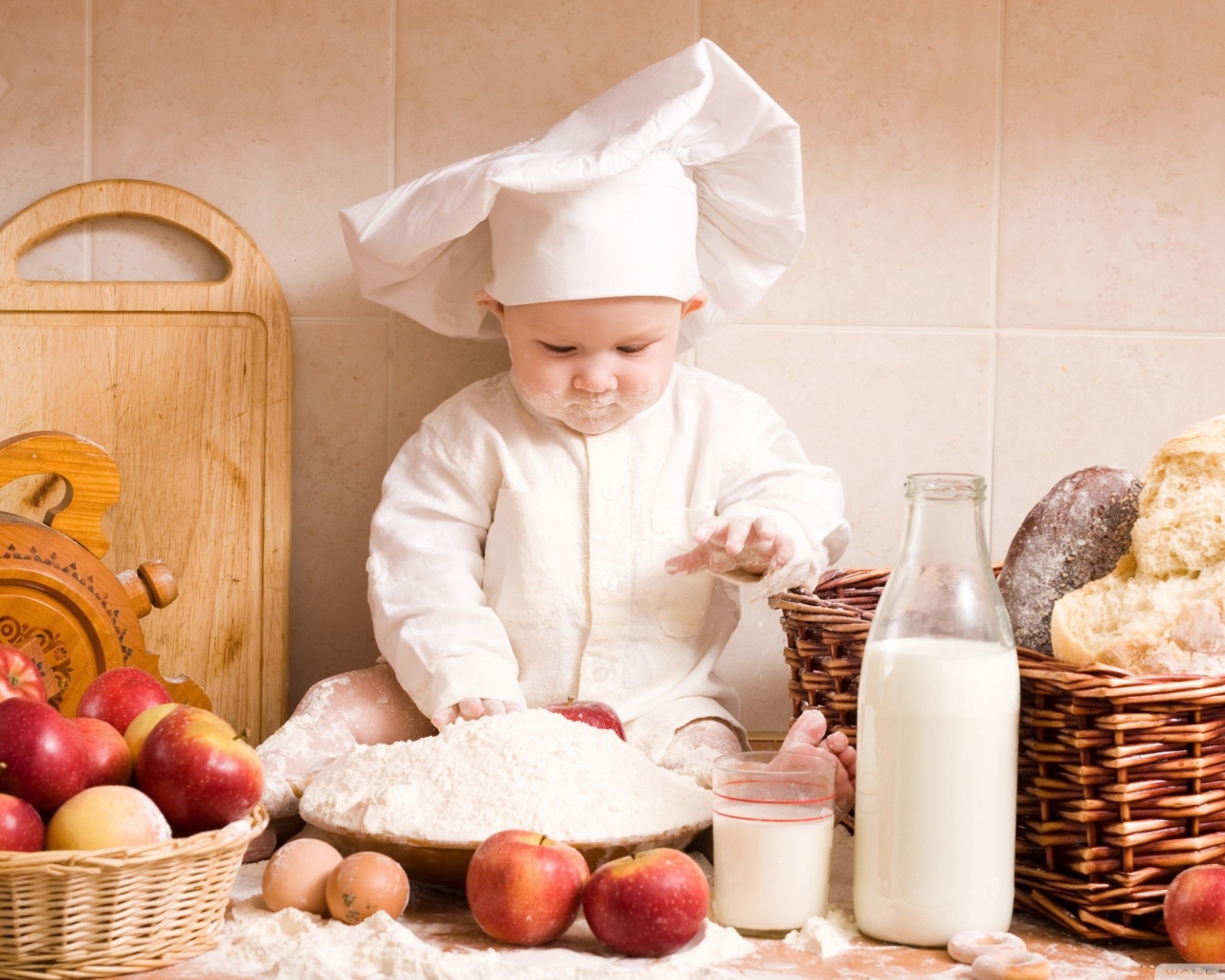 Юный пекарь за работой